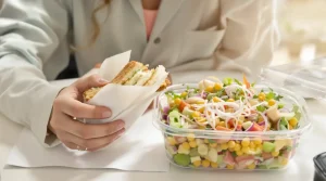 « J&rsquo;ai remplacé mon sandwich du midi » : cette salade pois chiche-concombre me cale pour moins d’1 €